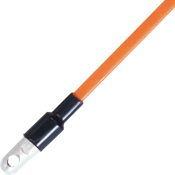 配管が無い場合は次の点検口までの距離に合わせてモールを重ねた長い棒や通線専用のケーブルキャッチャー床下用の通線道具を利用して光ファイバーを引っかけて配線作業をします。